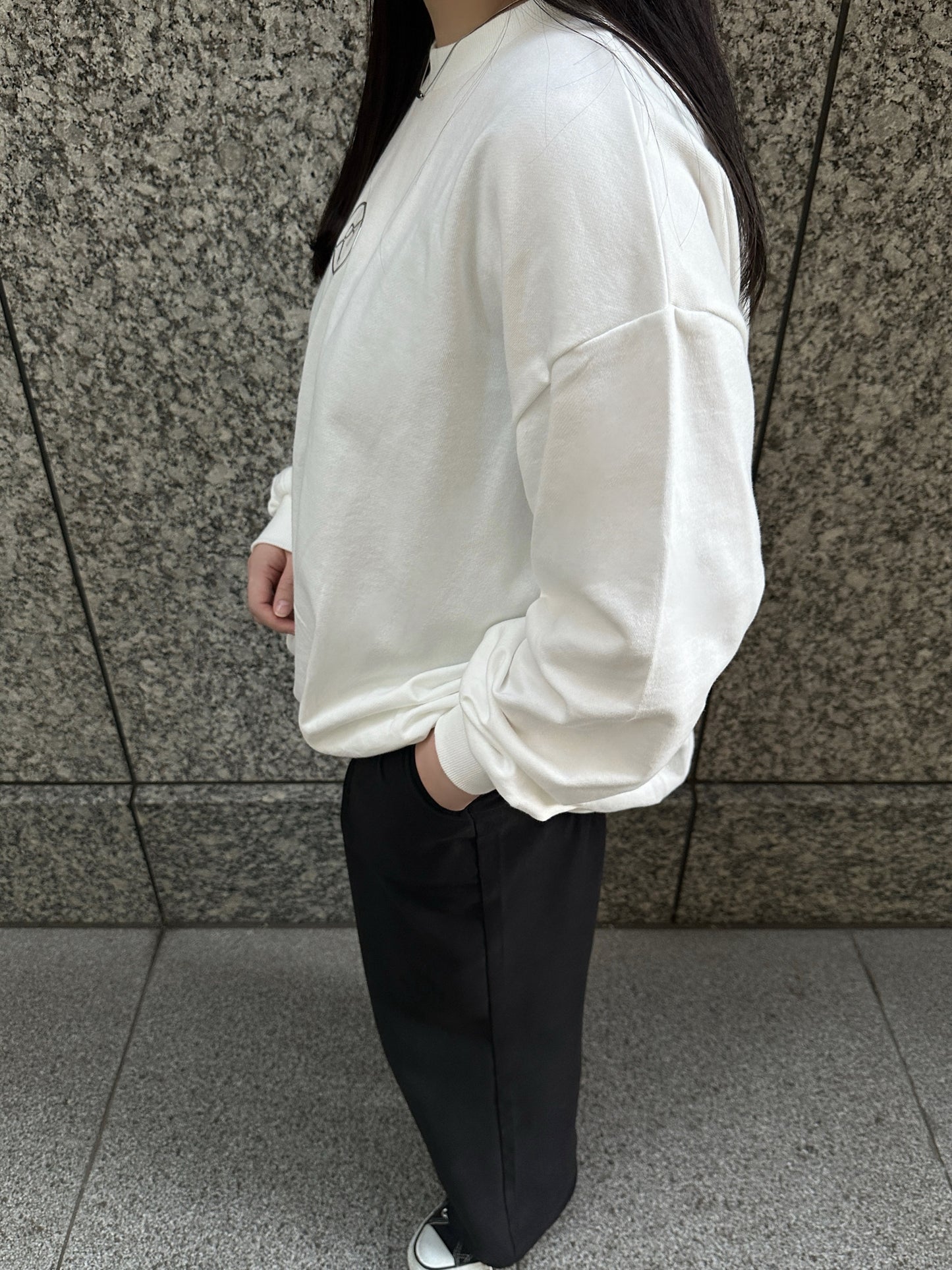 METAL LOGO LOOSE SWEAT / WHITE