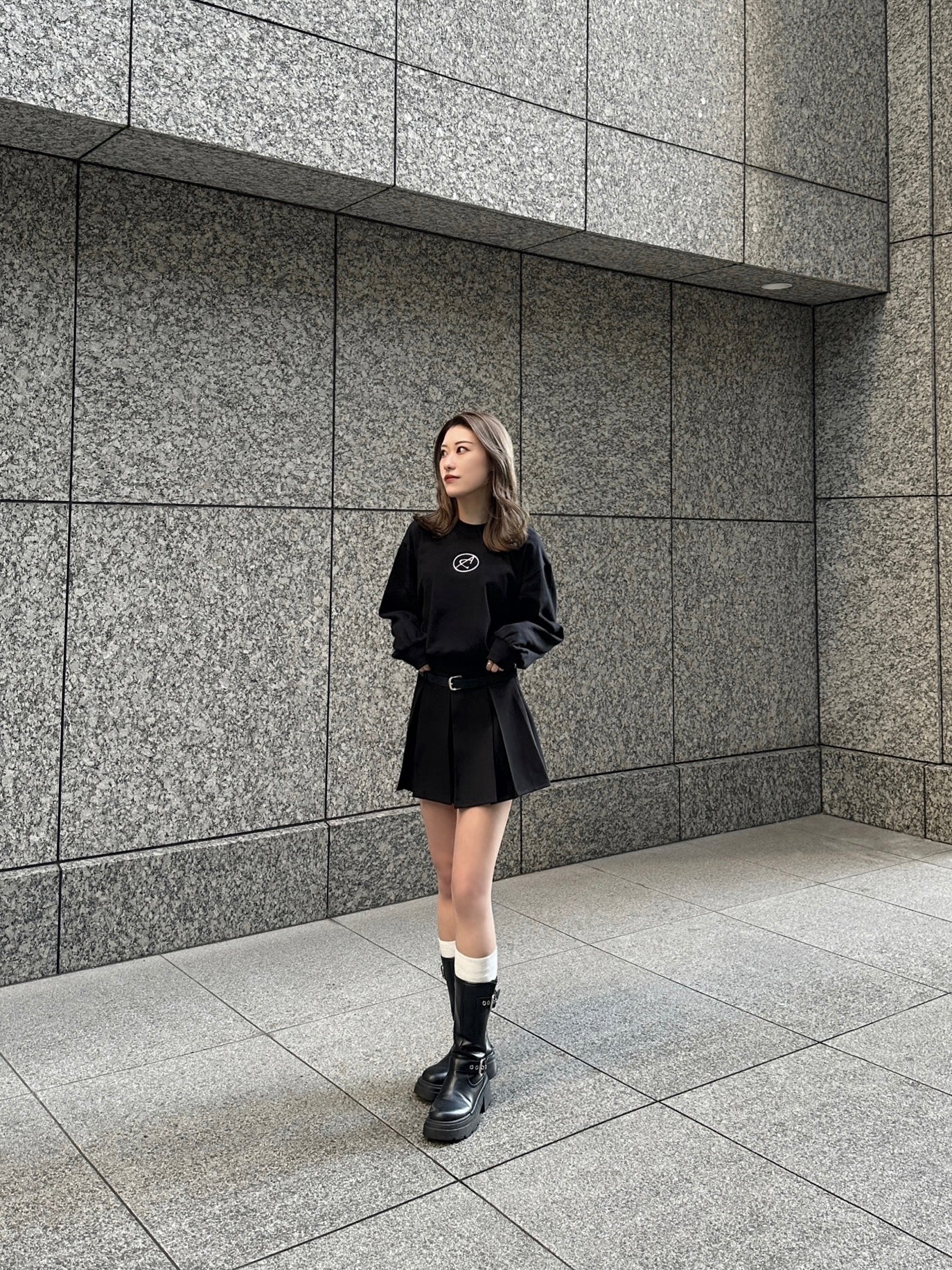 METAL LOGO LOOSE SWEAT / BLACK