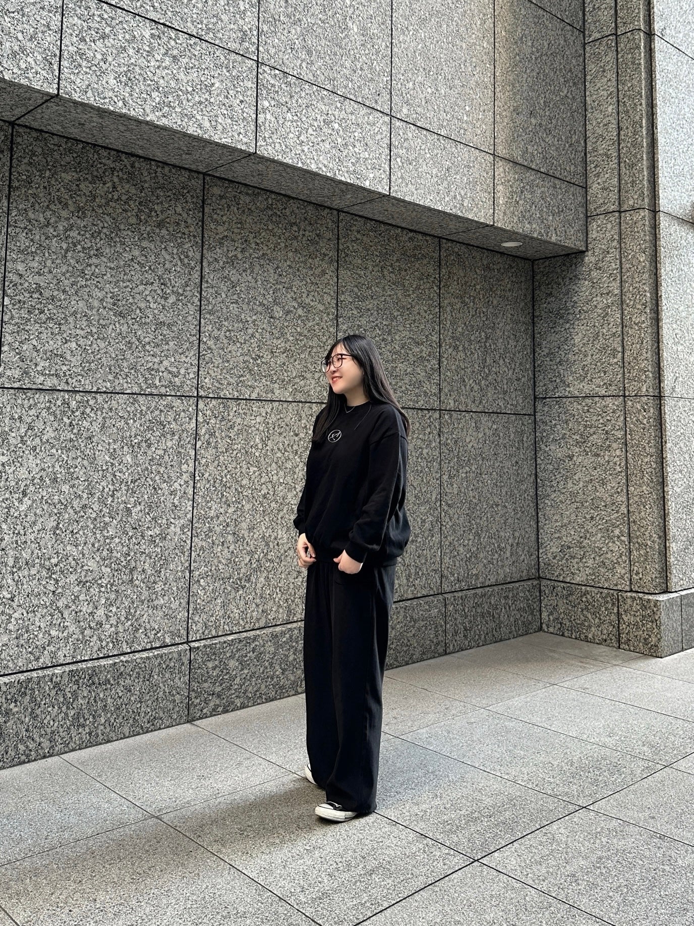 METAL LOGO LOOSE SWEAT / BLACK