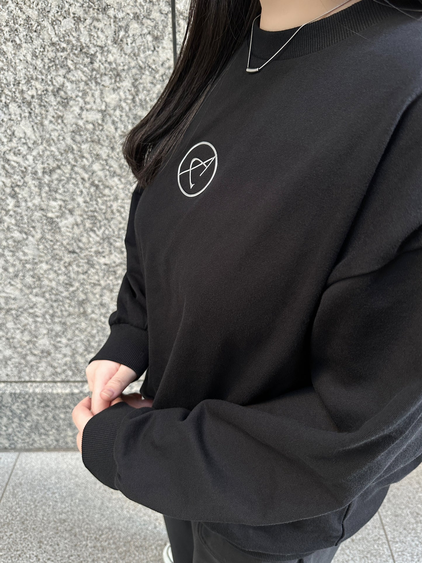 METAL LOGO LOOSE SWEAT / BLACK