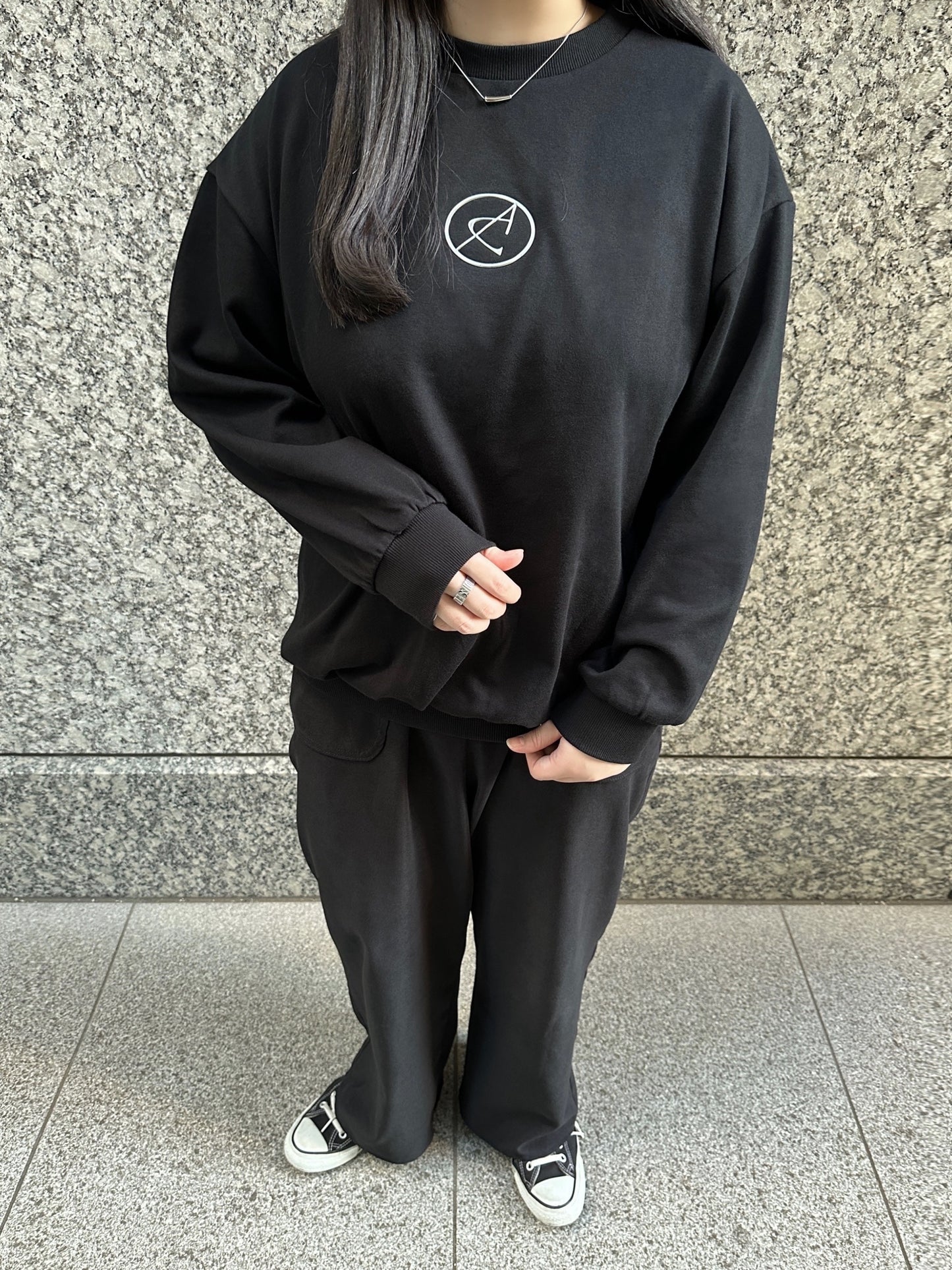 METAL LOGO LOOSE SWEAT / BLACK