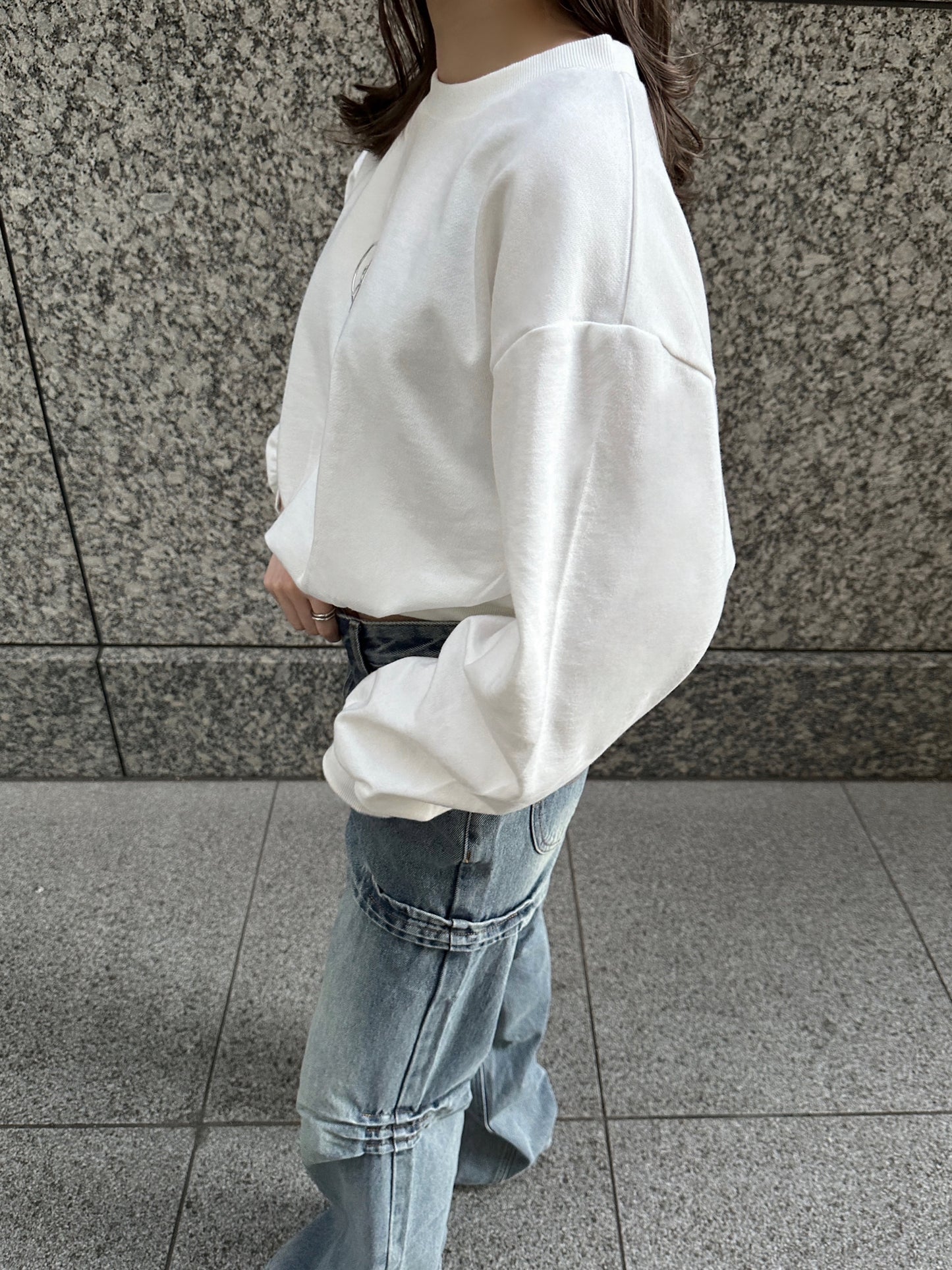 METAL LOGO LOOSE SWEAT / WHITE