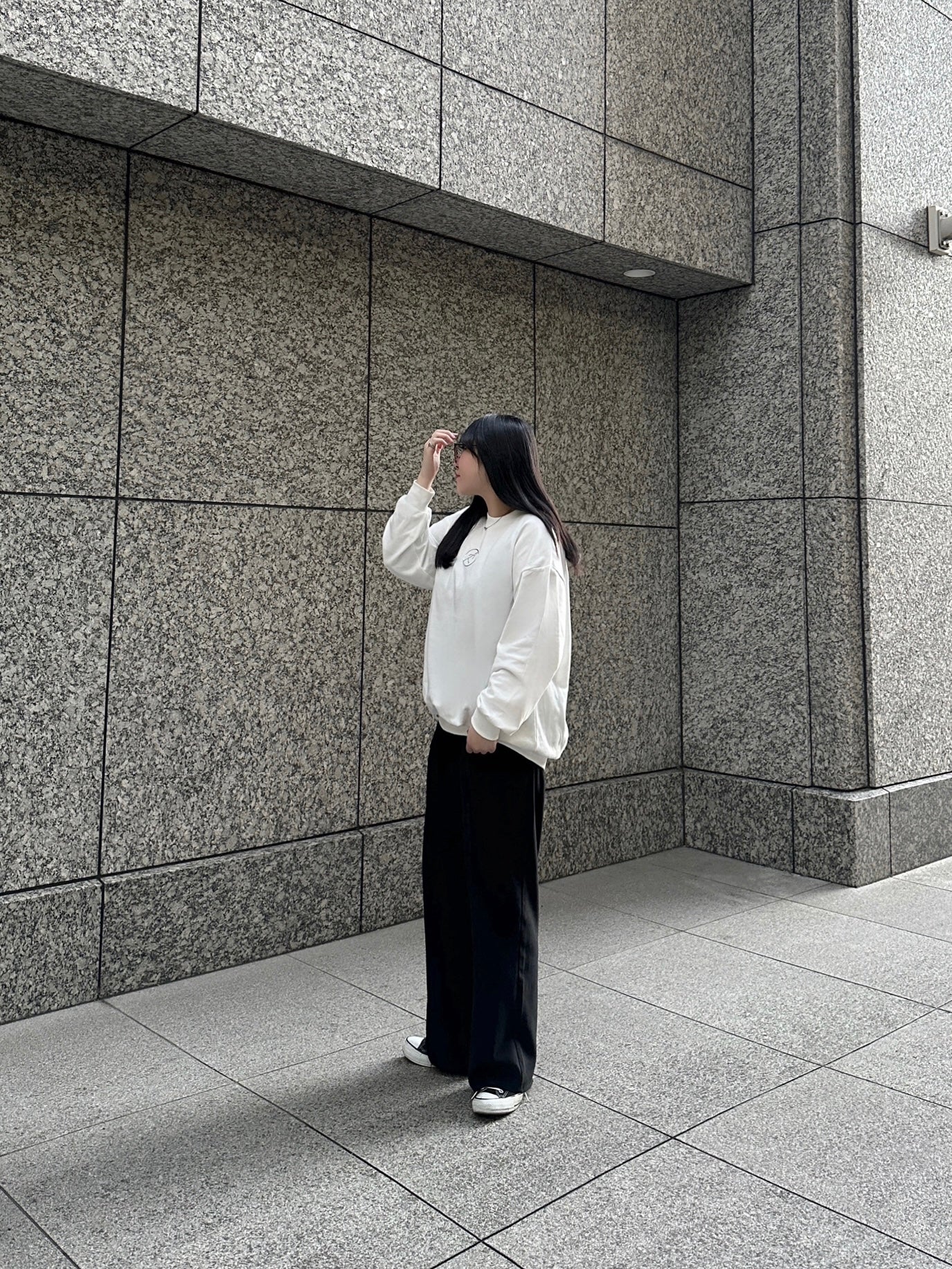 METAL LOGO LOOSE SWEAT / WHITE